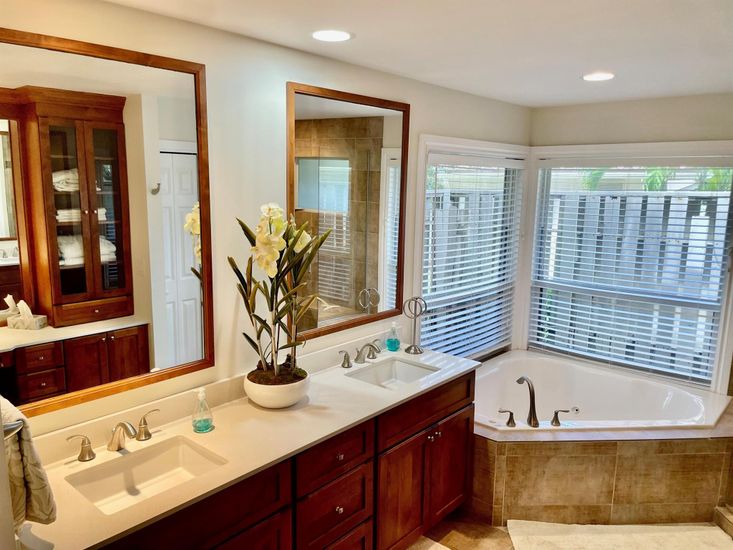Bathroom, Dual Sink Vanities, Interior, Recessed Lighting