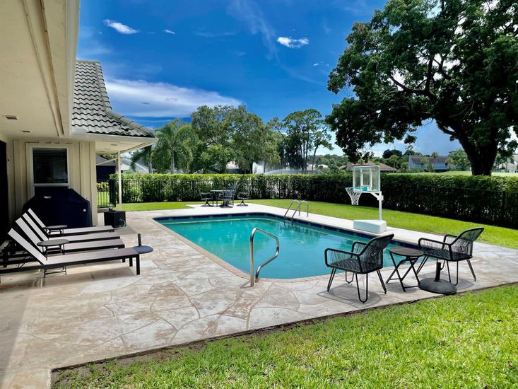 Exterior, Pool