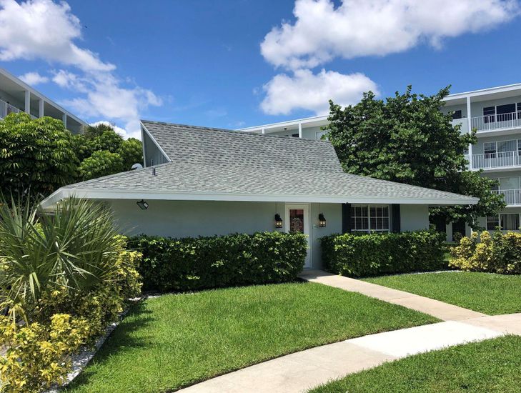 Exterior, Facade, Ranch