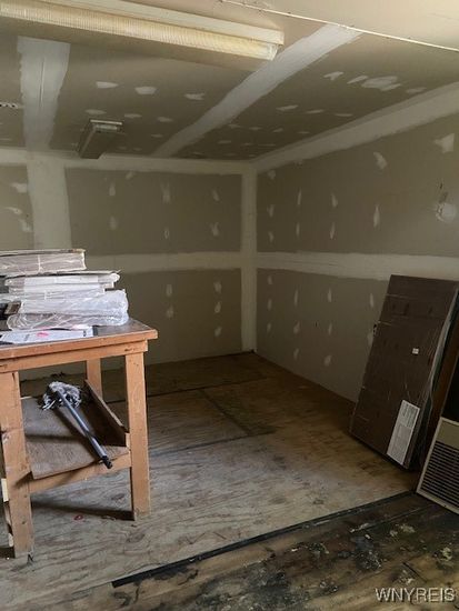 Empty room, Interior