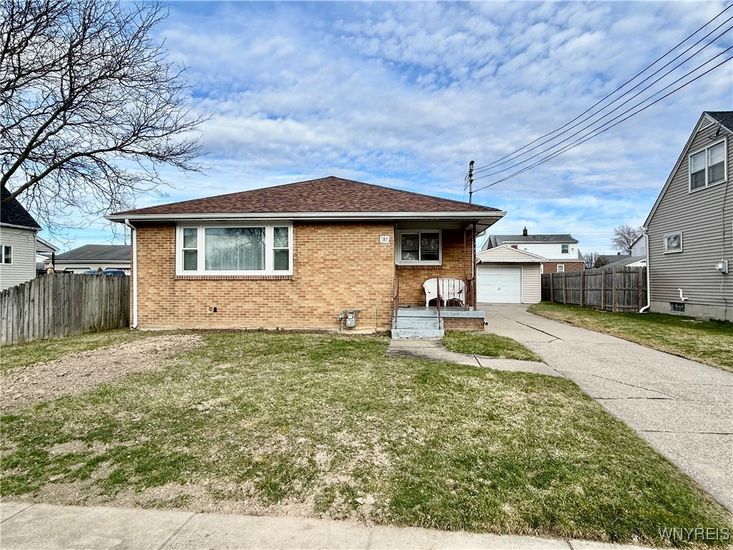 Exterior, Facade, Brick Facade, Split Level