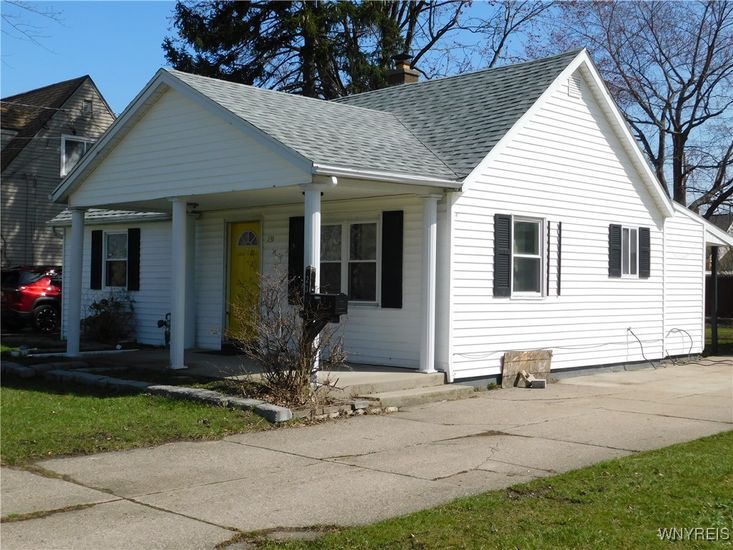 Exterior, Facade, Farmhouse