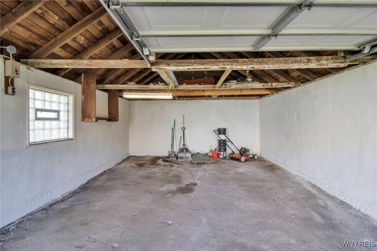 Garage, Interior, Wooden Beams