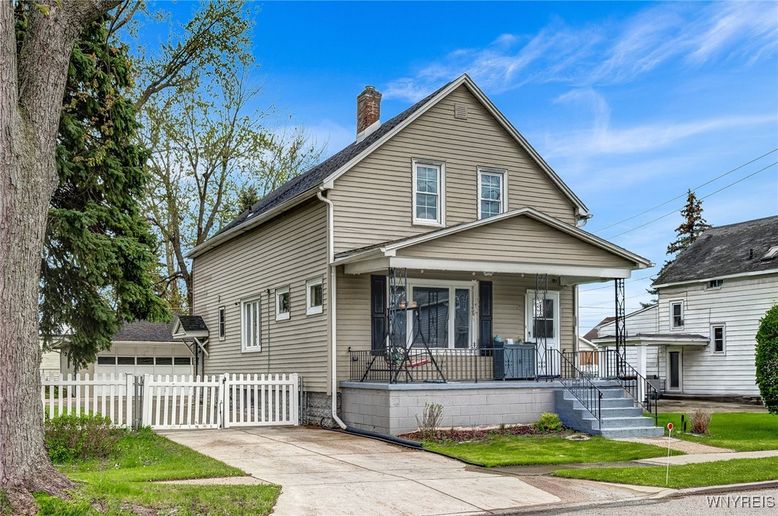 Exterior, Facade, Queen Anne Victorian