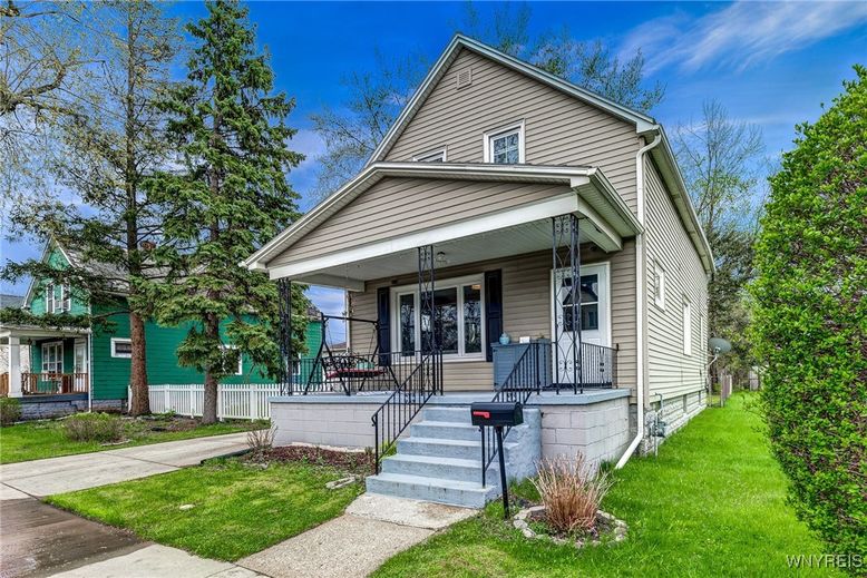 Exterior, Facade, Queen Anne Victorian