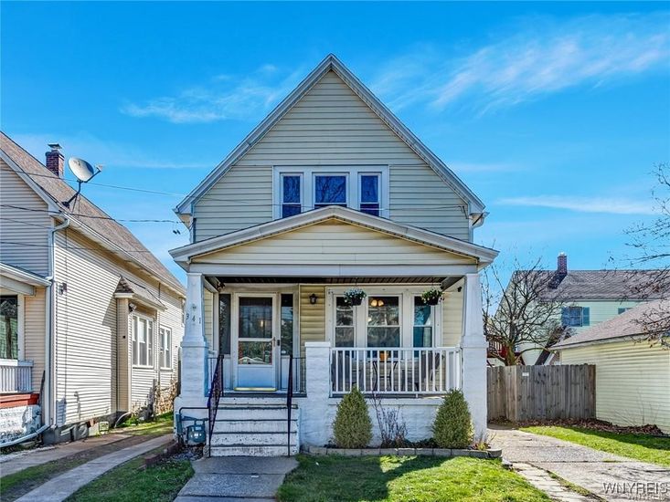 Exterior, Facade, Queen Anne Victorian