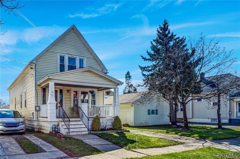 Exterior, Facade, Queen Anne Victorian