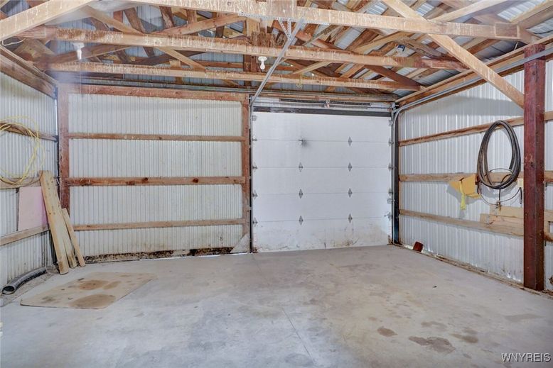 Garage, Interior, Wooden Beams