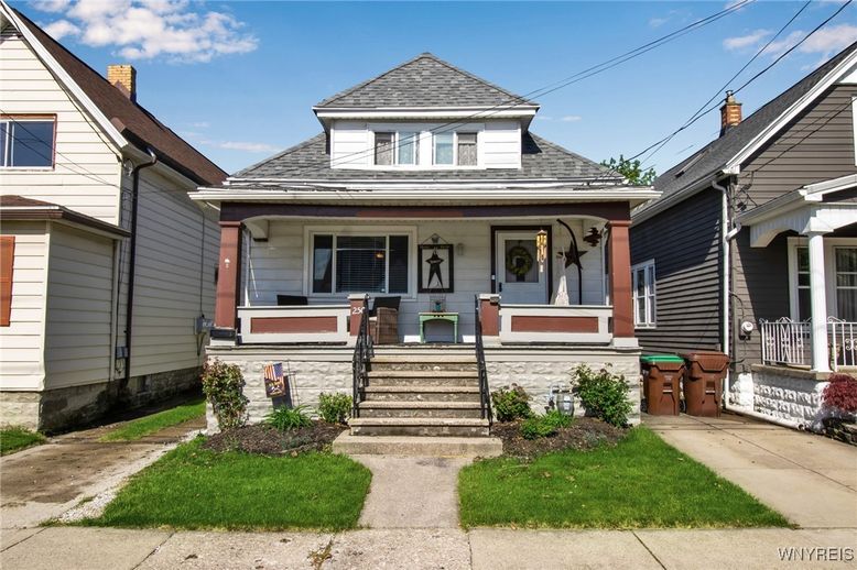 Exterior, Facade, Queen Anne Victorian