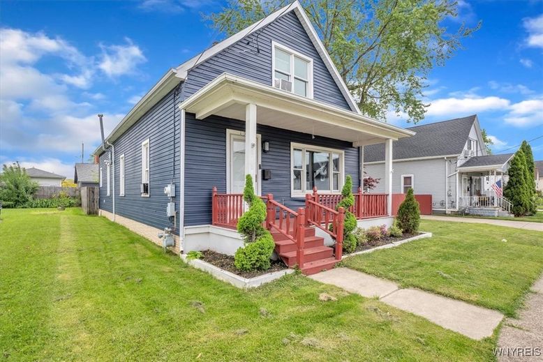 Backyard, Exterior, Facade, Queen Anne Victorian