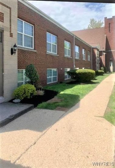 Exterior, Facade, Brick Facade, Rowhouse