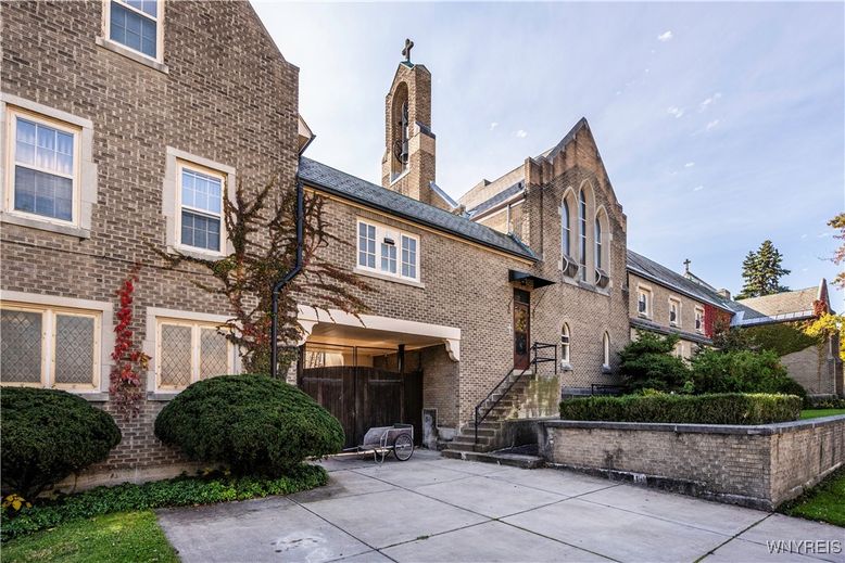 Exterior, Facade, Brick Facade, Rowhouse