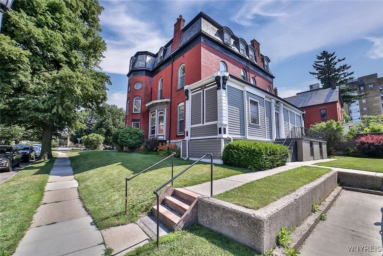 Exterior, Facade, Queen Anne Victorian