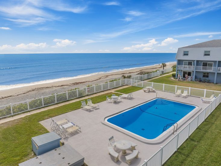 Exterior, Pool, Water