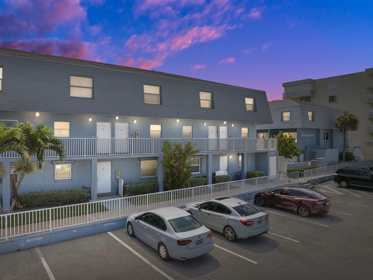 Exterior, Facade, Modern
