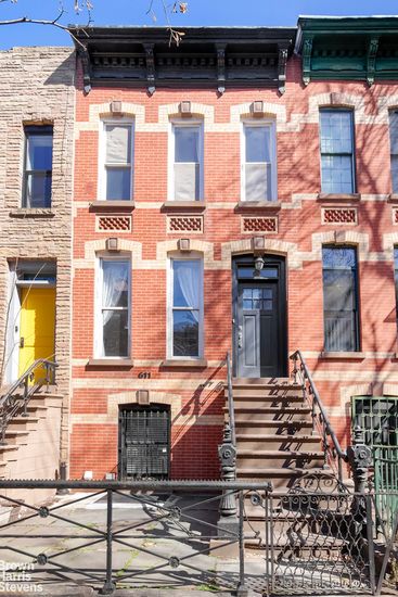 Exterior, Facade, Brick Facade, Rowhouse