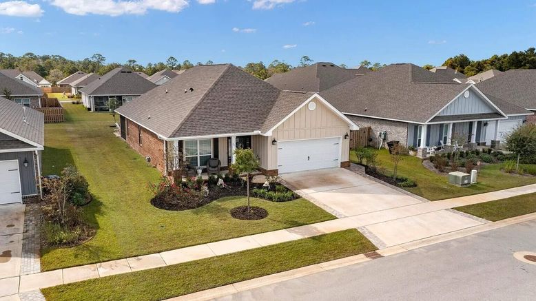 Attached, Exterior, Facade, Ranch