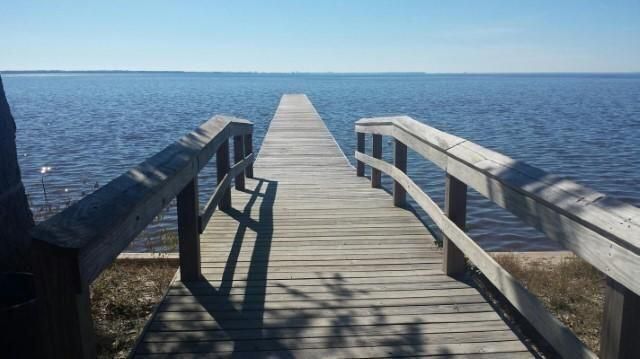 Exterior, Lake