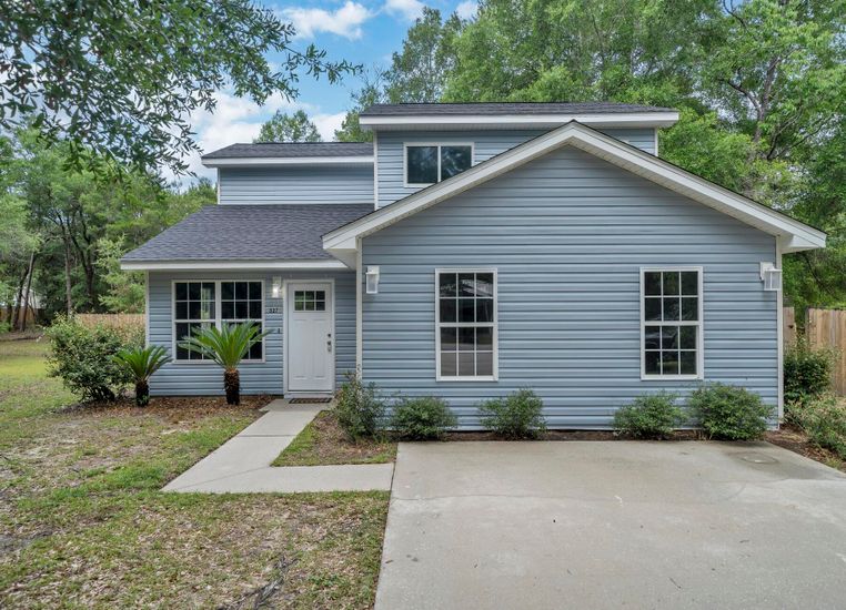 Exterior, Facade, Ranch