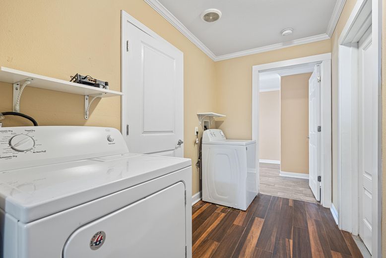 Interior, Utility Closets, Washer, Wood Texture Flooring