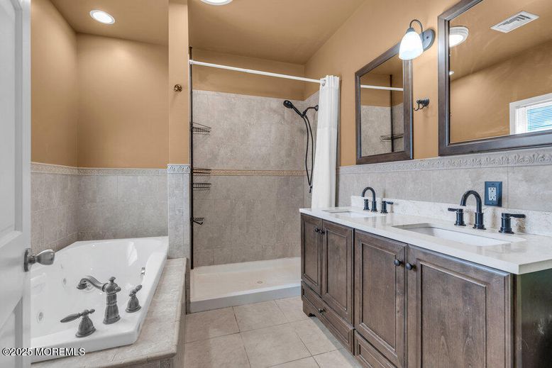 Bathroom, Dual Sink Vanities, Interior, Recessed Lighting