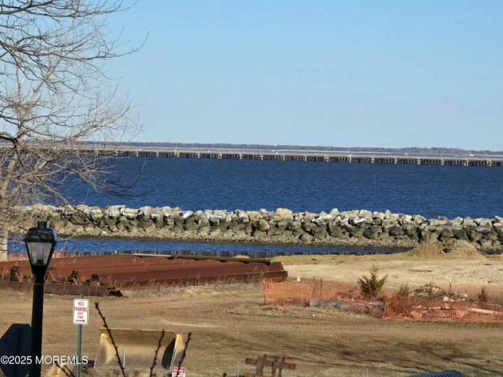 Exterior, Lake