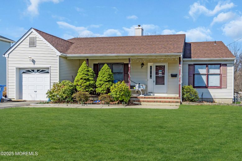 Attached, Exterior, Facade, Cape Cod