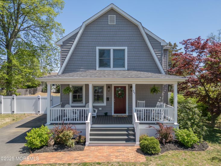 Exterior, Facade, Queen Anne Victorian