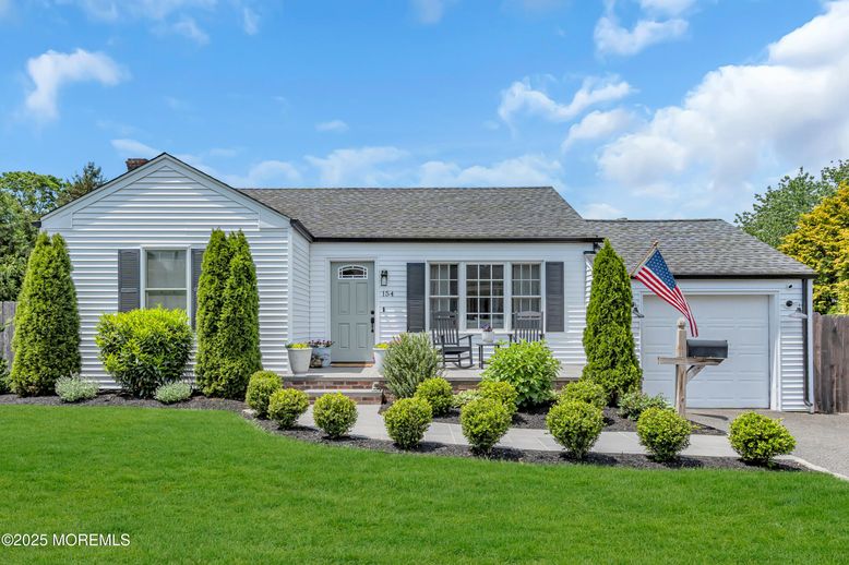Attached, Exterior, Facade, Cape Cod
