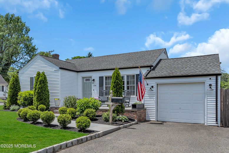 Attached, Exterior, Facade, Cape Cod