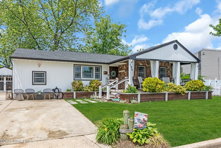 Backyard, Exterior, Facade, Ranch