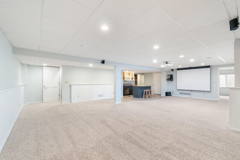 Empty room, Interior, Projection Screen, Recessed Lighting