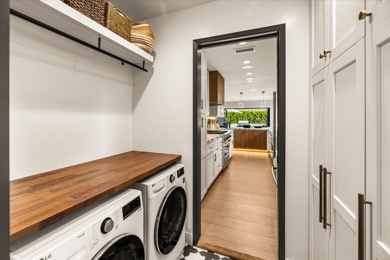 Interior, Recessed Lighting, Washer, Wood Texture Flooring