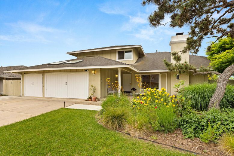 Attached, Exterior, Facade, Ranch