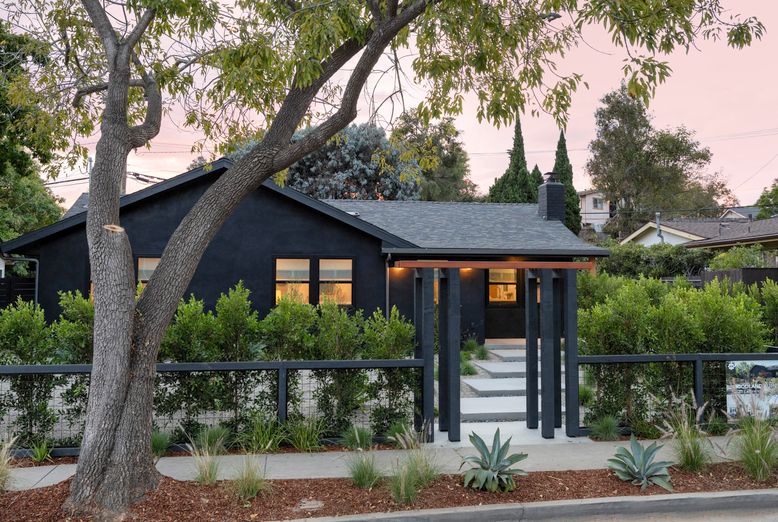 Exterior, Facade, Ranch