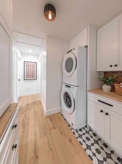Interior, Utility Closets, Washer, Wood Texture Flooring