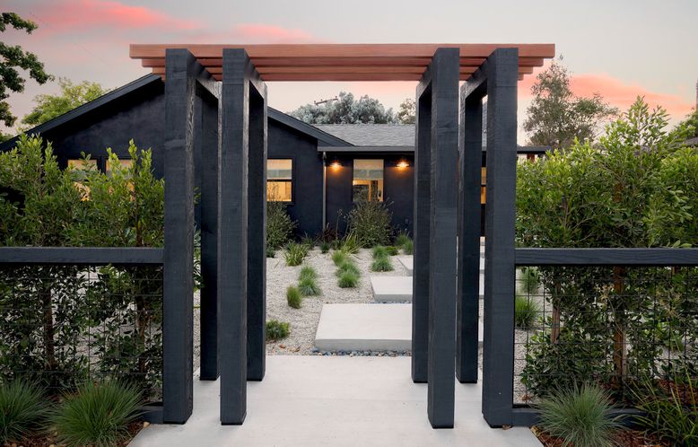 Exterior, Facade, Modern