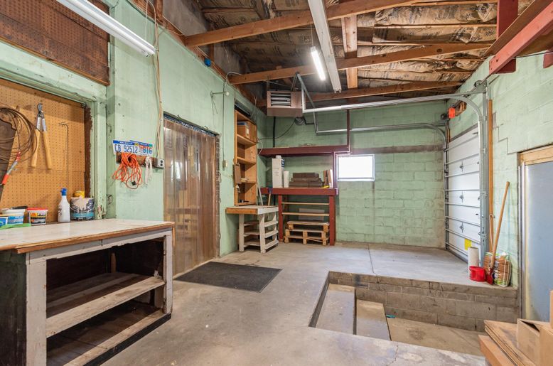 Garage, Interior, Wooden Beams
