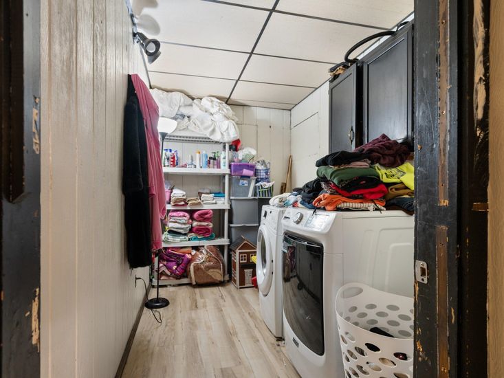 Interior, Washer, Wood Texture Flooring