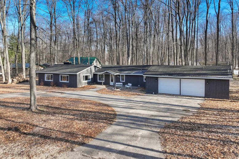 Attached, Exterior, Facade, Ranch