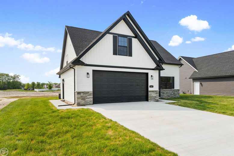Attached, Exterior, Facade, Farmhouse