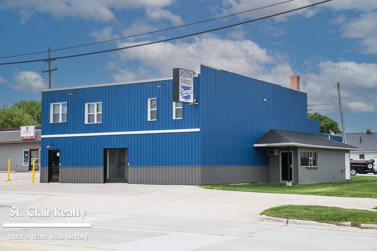 Exterior, Facade, Modern