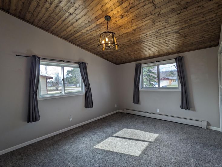 Empty room, Interior, Pendant Lights, Wooden Ceilings