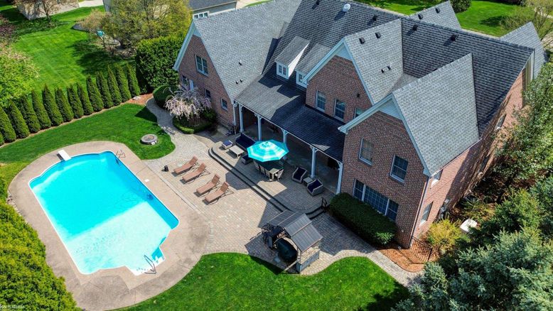 Exterior, Drone