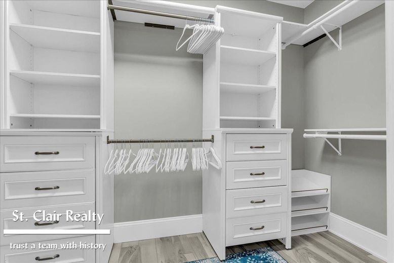 Interior, Walk-in Closets, Wood Texture Flooring