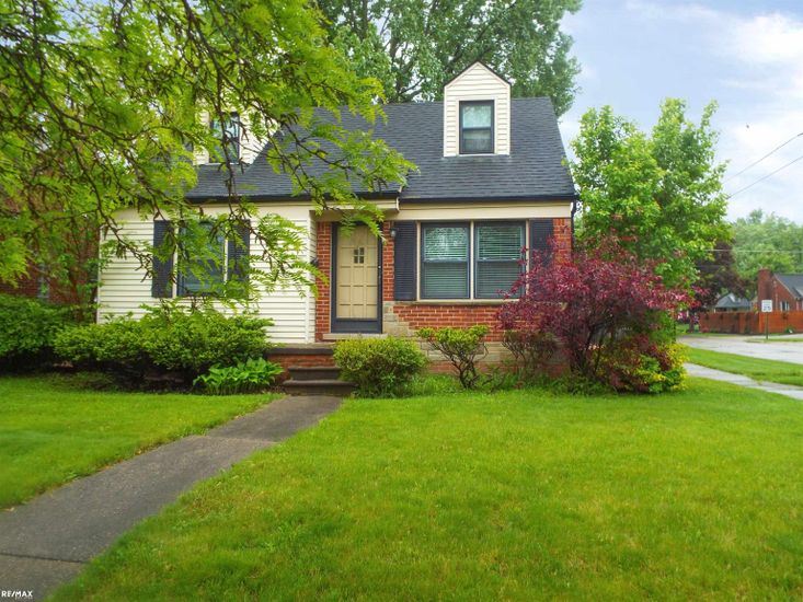 Exterior, Facade, Brick Facade, Cape Cod