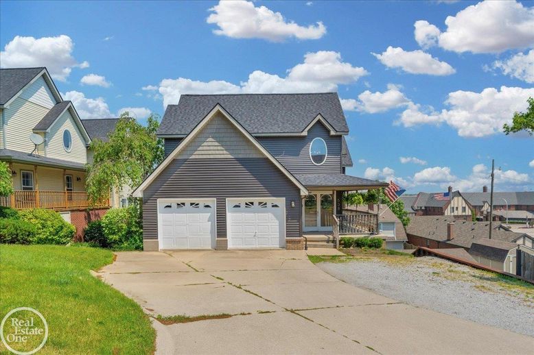 Attached, Exterior, Facade, Cape Cod