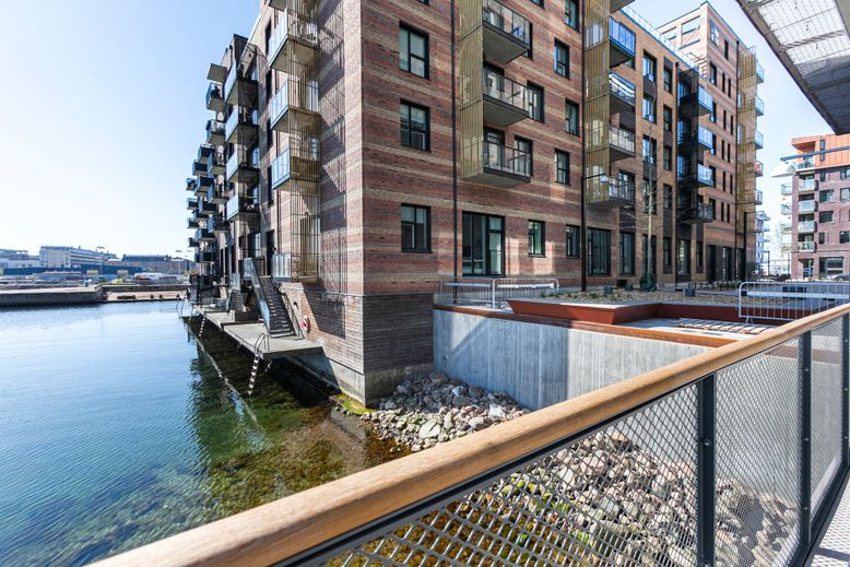 Exterior, Lake