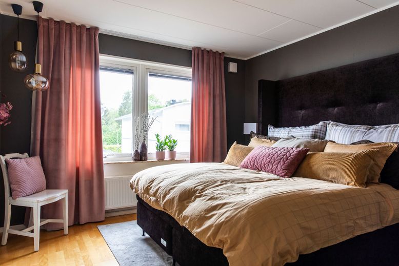 Bedroom, Interior, Pendant Lights, Wood Texture Flooring
