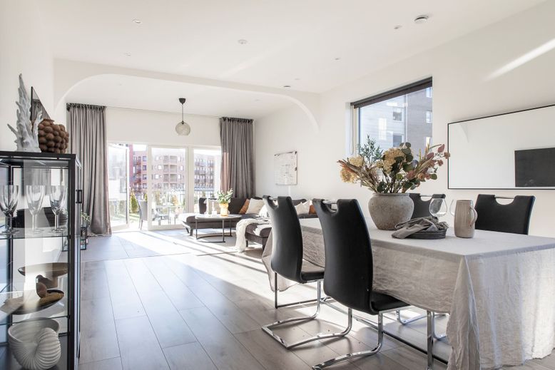 Dining room, Interior, Living room, Pendant Lights, Recessed Lighting, Wood Texture Flooring